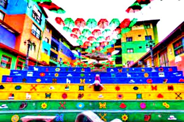 plazoleta de los zócalos, Guatape